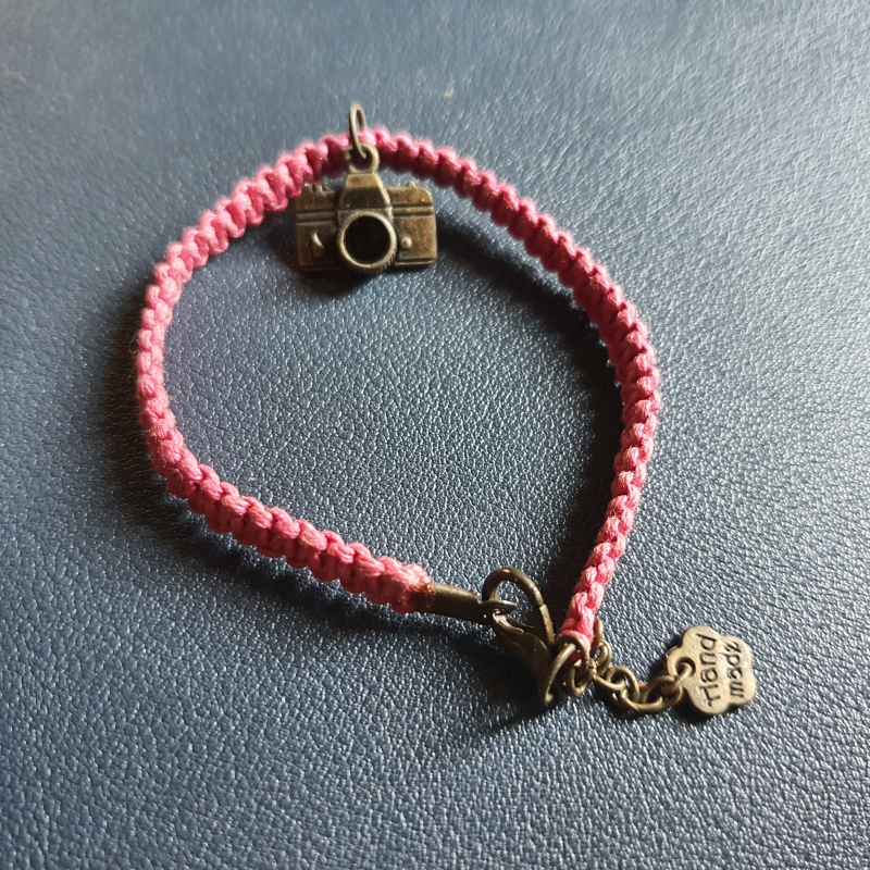 Gelang dengan gantungan kamera imut