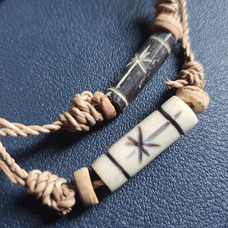 Sepasang Gelang Unik Etnik