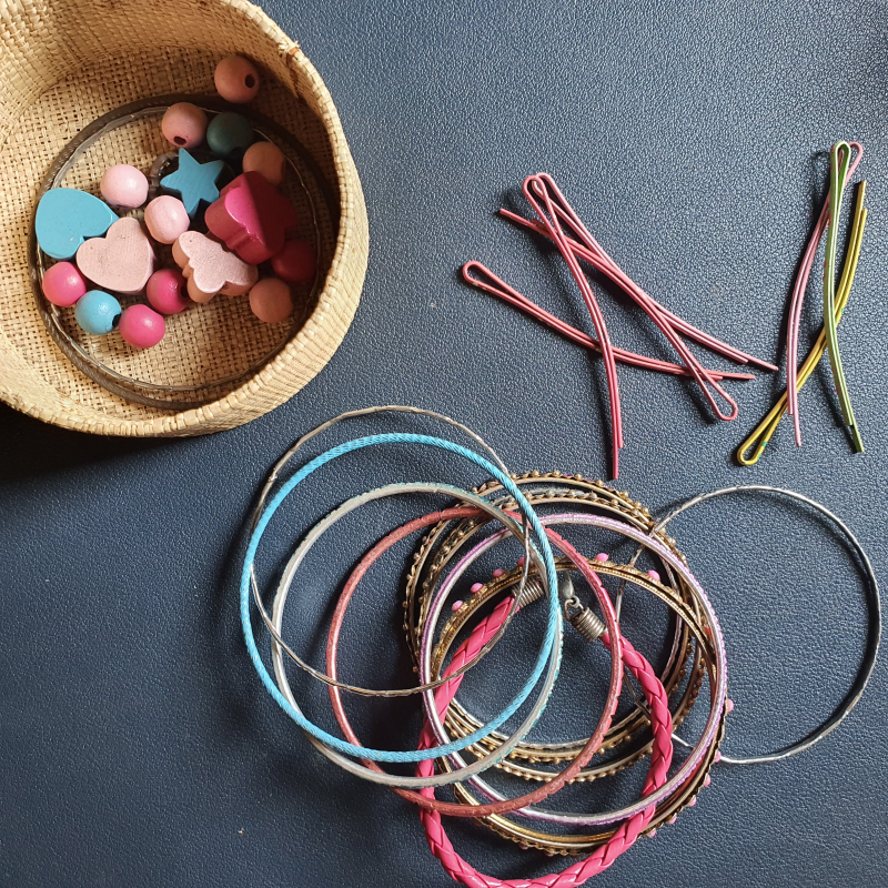 Pernak pernik untuk anak perempuan.